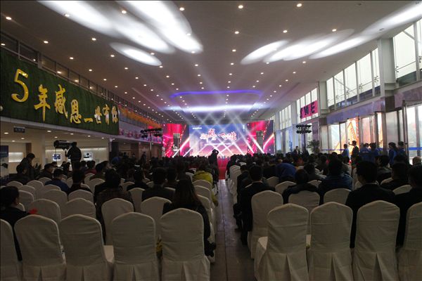 五年感恩 一路有你——米兰在线登录-米兰(中国)
智能挖掘机湖南代理商2014年度VIP客户授牌