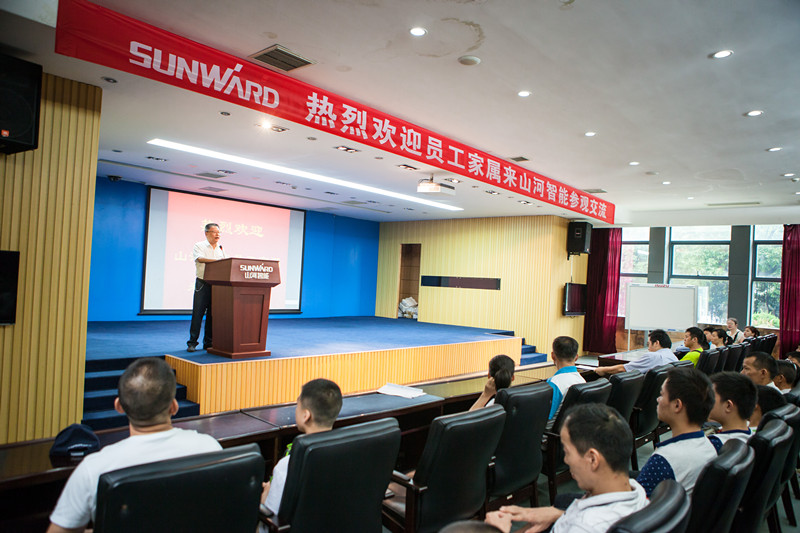 开挖机，坐游艇、飞机 米兰在线登录-米兰(中国)
智能开展员工家属开放日活动