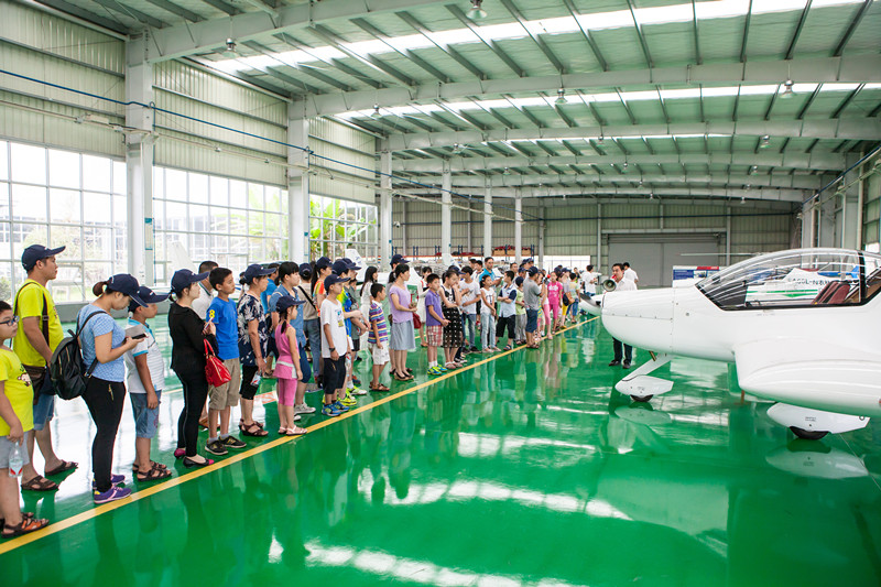 开挖机，坐游艇、飞机 米兰在线登录-米兰(中国)
智能开展员工家属开放日活动
