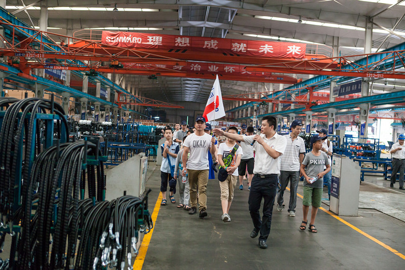 开挖机，坐游艇、飞机 米兰在线登录-米兰(中国)
智能开展员工家属开放日活动