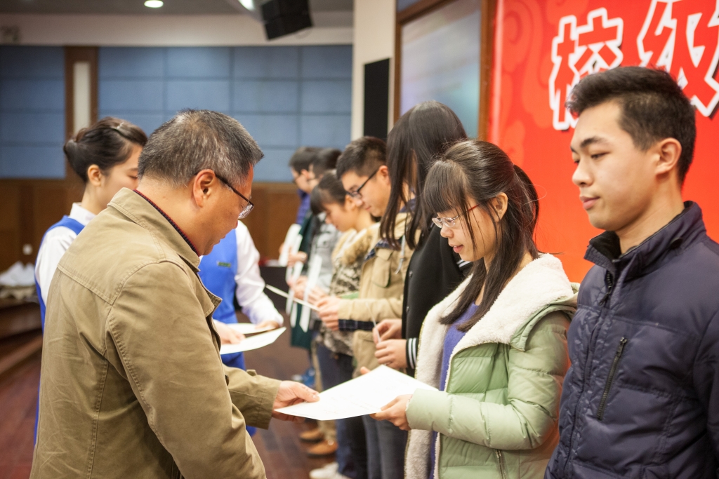 2015年度“米兰在线登录-米兰(中国)
英才”奖，74名学子受益