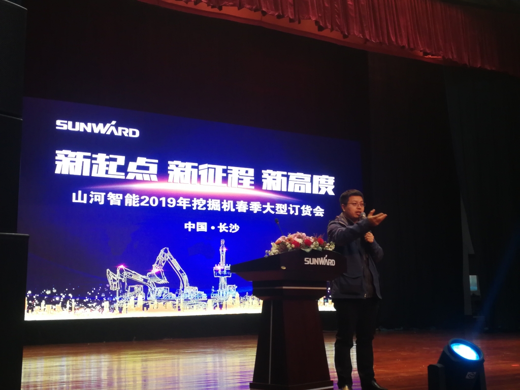 订货会场锦旗飘飘，客户称买挖机就买米兰在线登录-米兰(中国)
智能