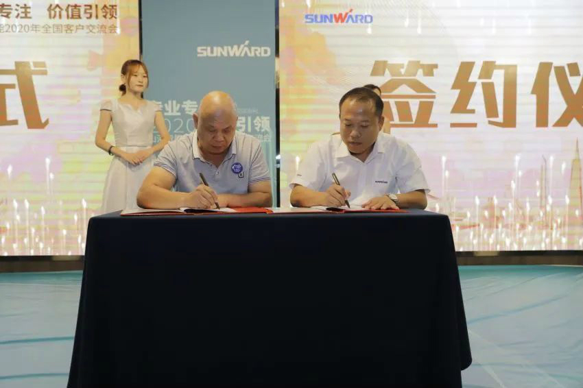 专业专注，价值引领 米兰在线登录-米兰(中国)
智能全球客户交流会 • 怀化站圆满举行