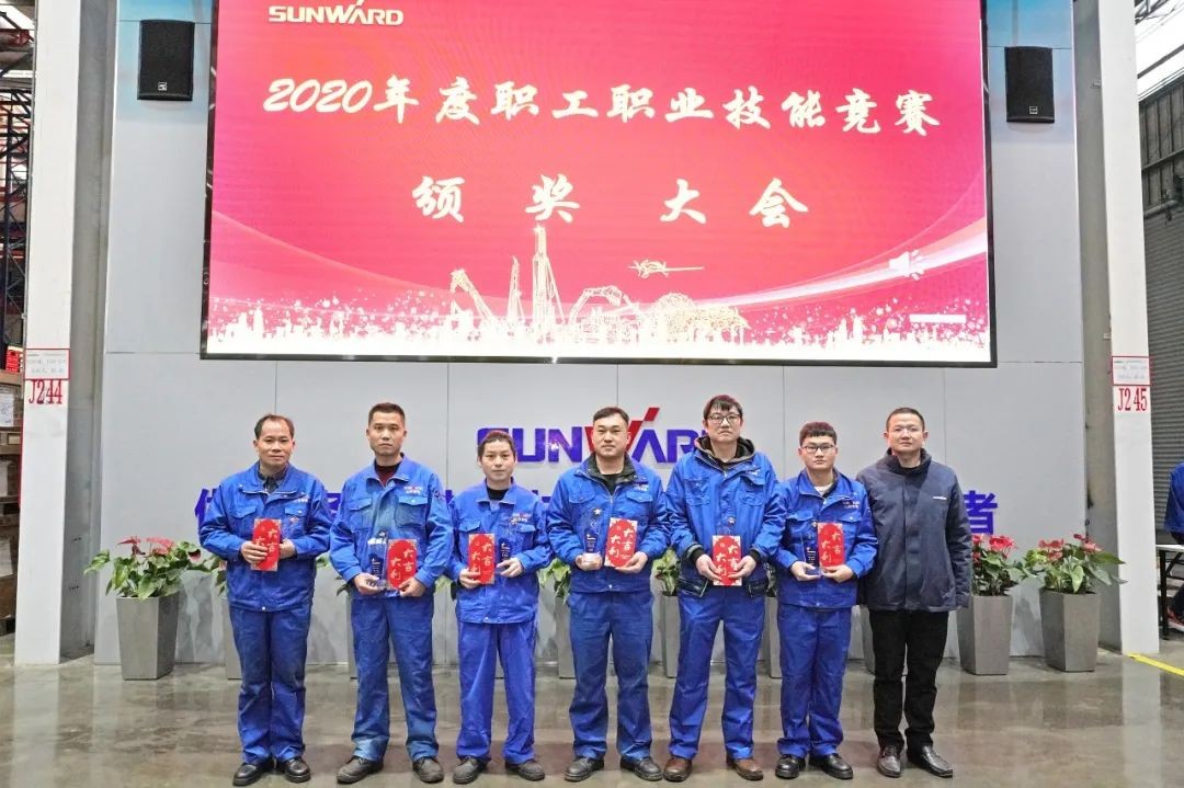 向能工巧匠致敬！米兰在线登录-米兰(中国)
智能给职业技能竞赛优胜者颁奖