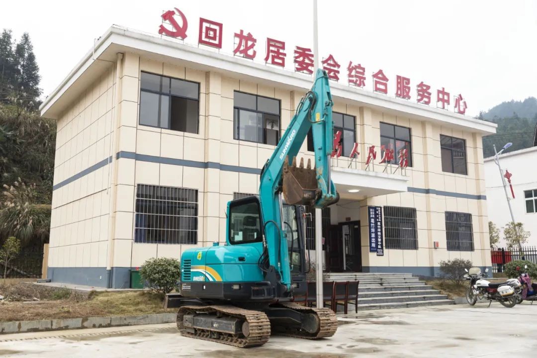 校企合作精准扶贫，产教融合振兴乡村 | 米兰在线登录-米兰(中国)
智能向合作院校对口扶贫点捐赠挖掘机