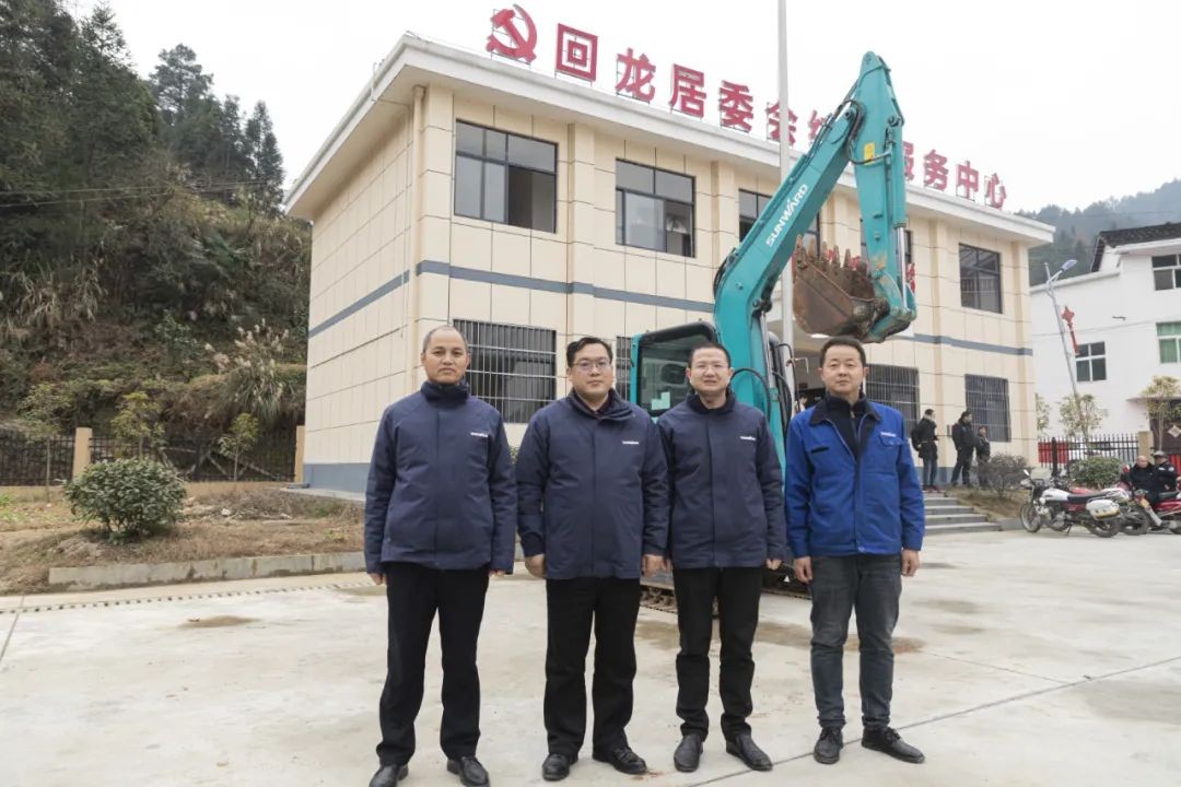 校企合作精准扶贫，产教融合振兴乡村 | 米兰在线登录-米兰(中国)
智能向合作院校对口扶贫点捐赠挖掘机