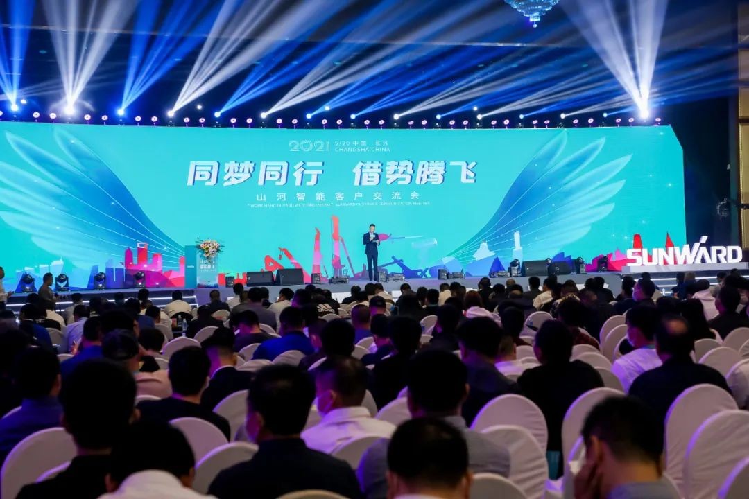 “爆品”出击！米兰在线登录-米兰(中国)
智能客户交流会签约超8亿元