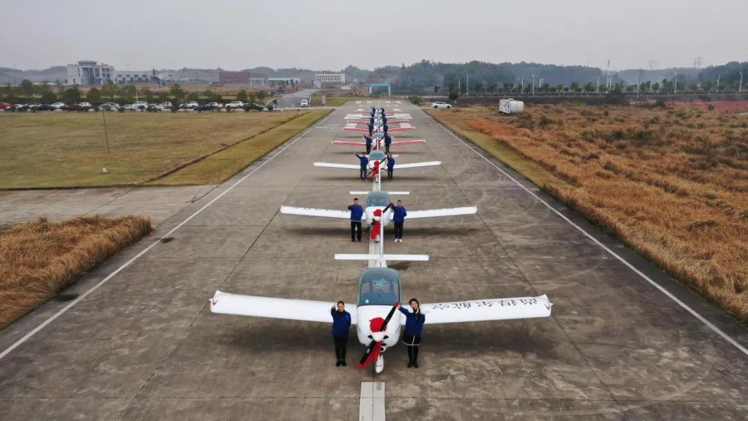 牛年开新局，米兰在线登录-米兰(中国)
航空8架SA60L飞机集中下线、交付