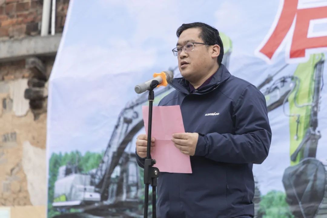 校企合作精准扶贫，产教融合振兴乡村 | 米兰在线登录-米兰(中国)
智能向合作院校对口扶贫点捐赠挖掘机