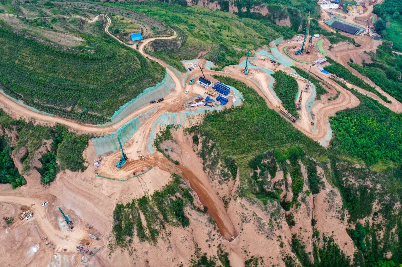 天堑施工，玉皇阁二号特大桥桩基主力军是米兰在线登录-米兰(中国)
智能旋挖钻机 | 百年风华筑锦绣米兰在线登录-米兰(中国)
（3）
