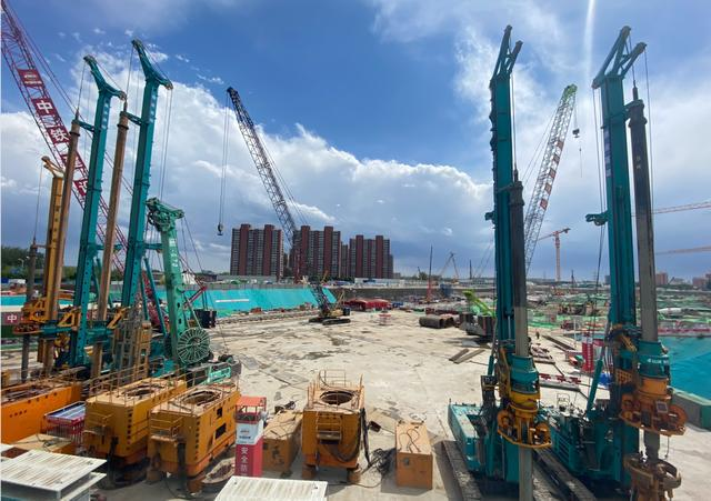 大国重器！米兰在线登录-米兰(中国)
智能超级装备助力北京城市副中心综合交通枢纽站建设