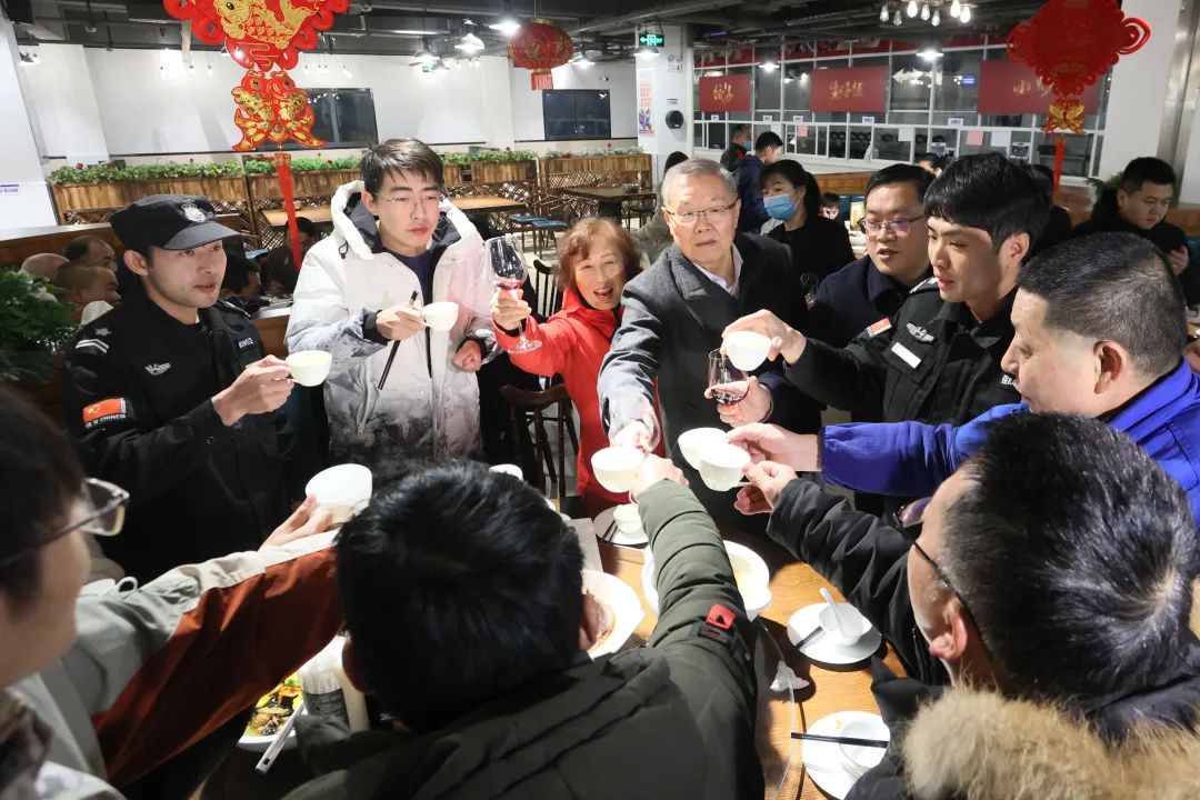米兰在线登录-米兰(中国)
智能董事长何清华与留厂员工一起过大年！