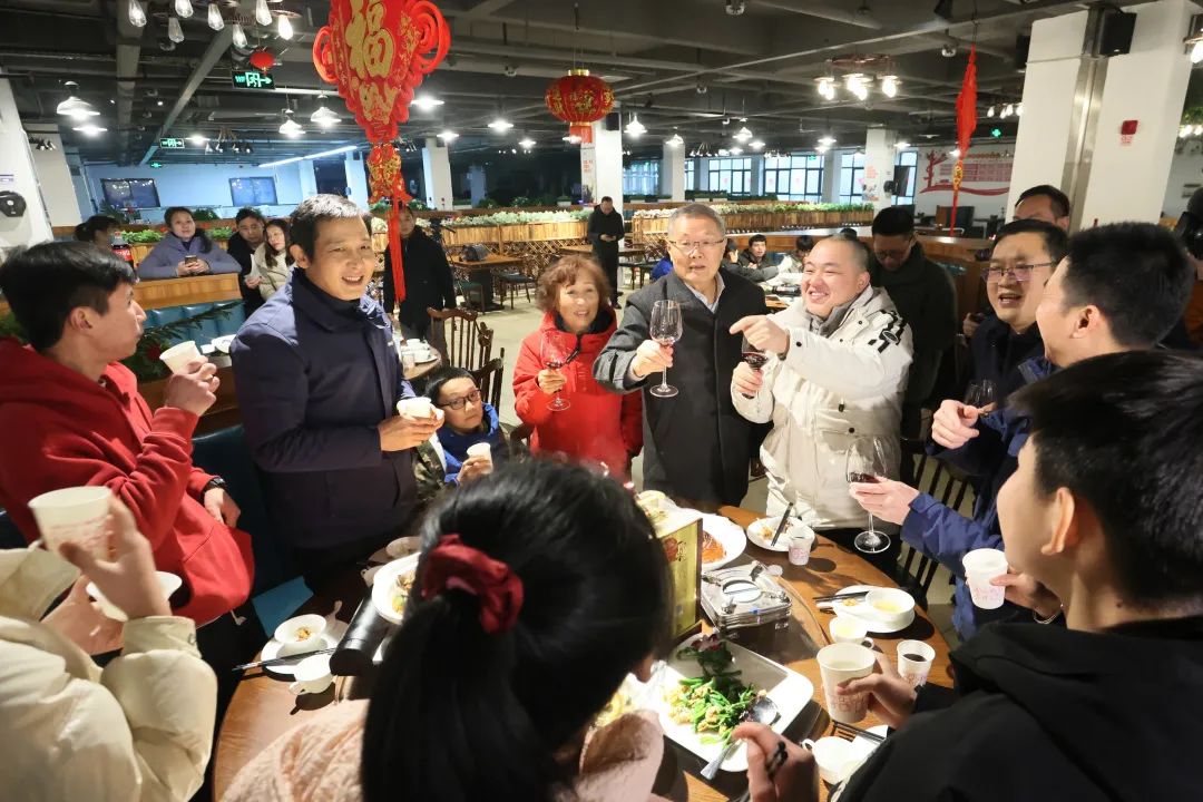米兰在线登录-米兰(中国)
智能董事长何清华与留厂员工一起过大年！