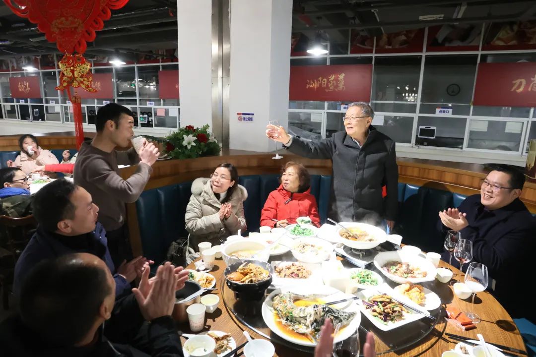 米兰在线登录-米兰(中国)
智能董事长何清华与留厂员工一起过大年！