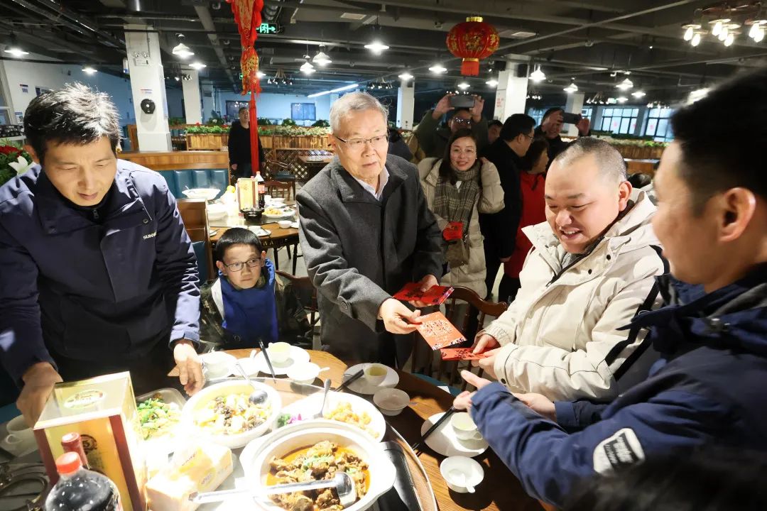 米兰在线登录-米兰(中国)
智能董事长何清华与留厂员工一起过大年！