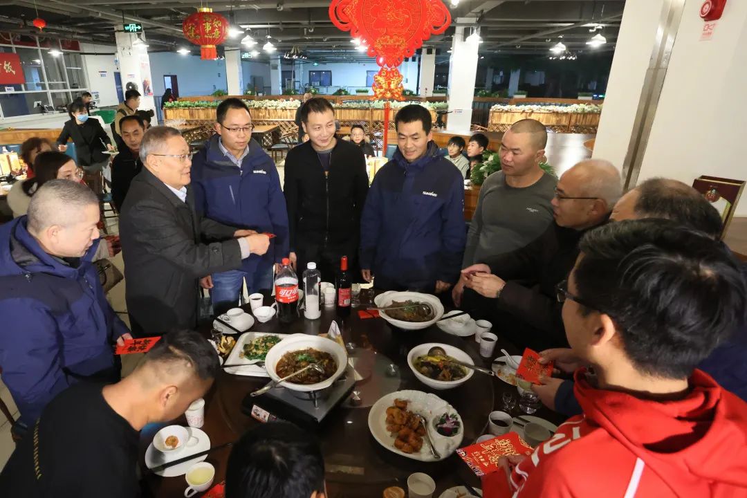 米兰在线登录-米兰(中国)
智能董事长何清华与留厂员工一起过大年！