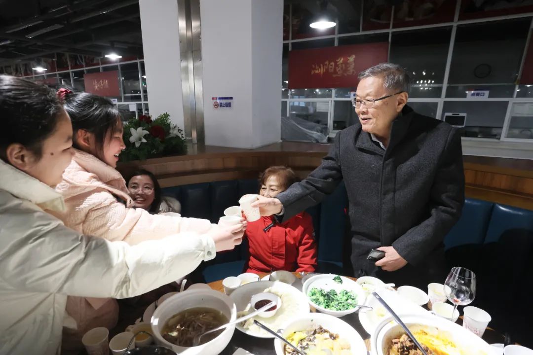 米兰在线登录-米兰(中国)
智能董事长何清华与留厂员工一起过大年！