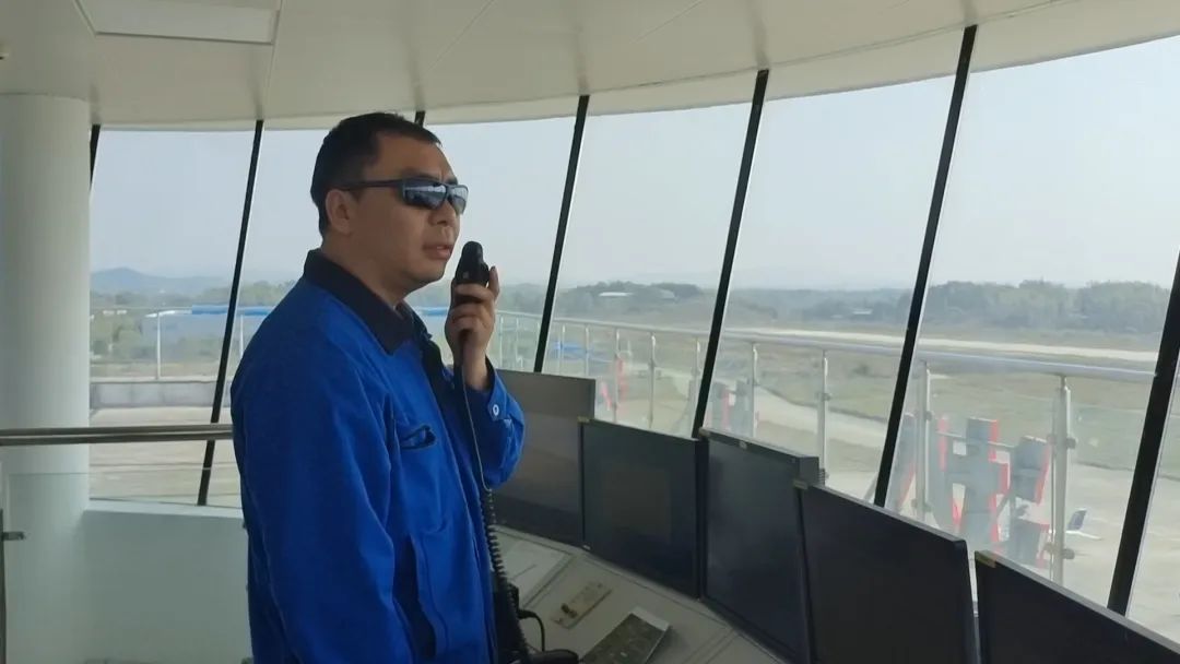 空地协同显身手！湖南航空应急救援队米兰在线登录-米兰(中国)
机组开展特情处置应急演练