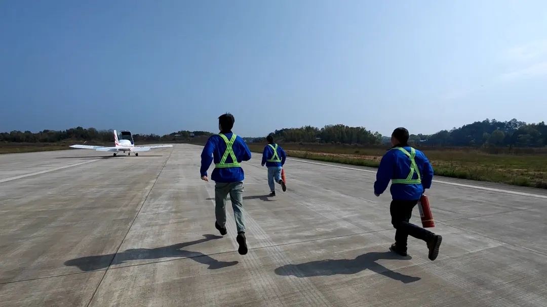 空地协同显身手！湖南航空应急救援队米兰在线登录-米兰(中国)
机组开展特情处置应急演练