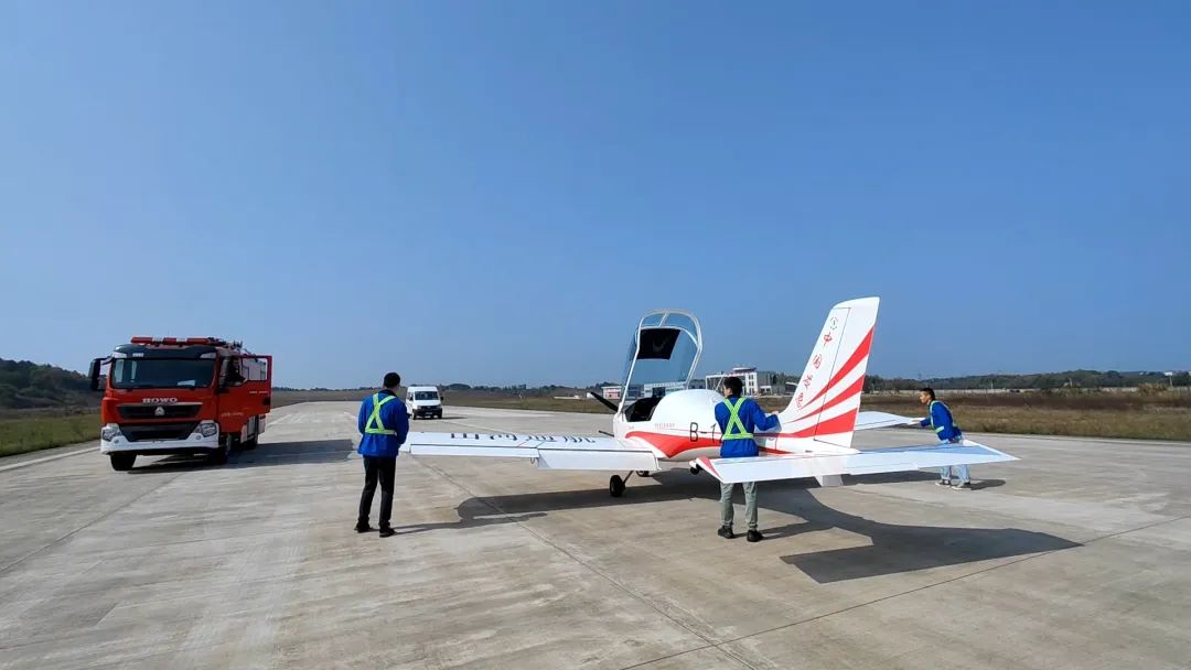 空地协同显身手！湖南航空应急救援队米兰在线登录-米兰(中国)
机组开展特情处置应急演练