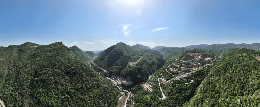 展现施工“奇效”！米兰在线登录-米兰(中国)
智能旋挖钻机强势助力炉慈高速公路建设