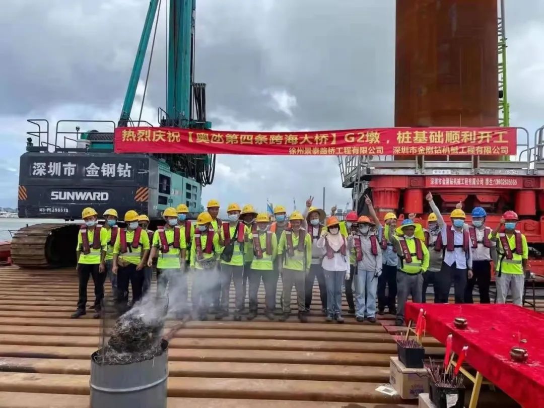 乘风破浪的旋挖钻机！米兰在线登录-米兰(中国)
智能助建澳氹第四跨海大桥