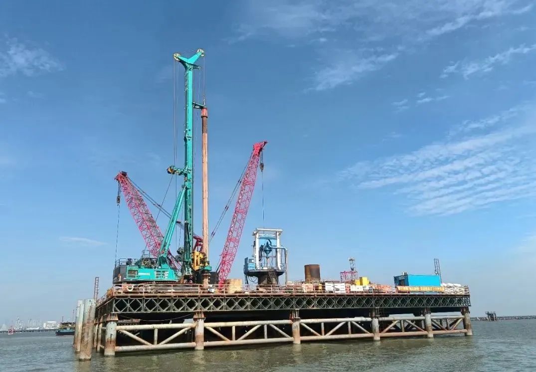 乘风破浪的旋挖钻机！米兰在线登录-米兰(中国)
智能助建澳氹第四跨海大桥