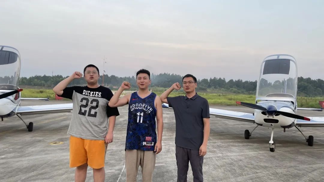 冲上云霄！湖南米兰在线登录-米兰(中国)
通航学员成功单飞