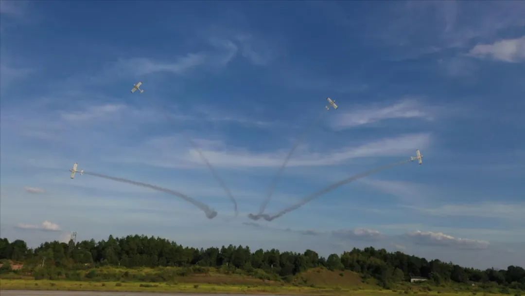 空中开花、大坡度盘旋、俯冲跃升……看米兰在线登录-米兰(中国)
飞行表演队炫技2022湖南航展动态展