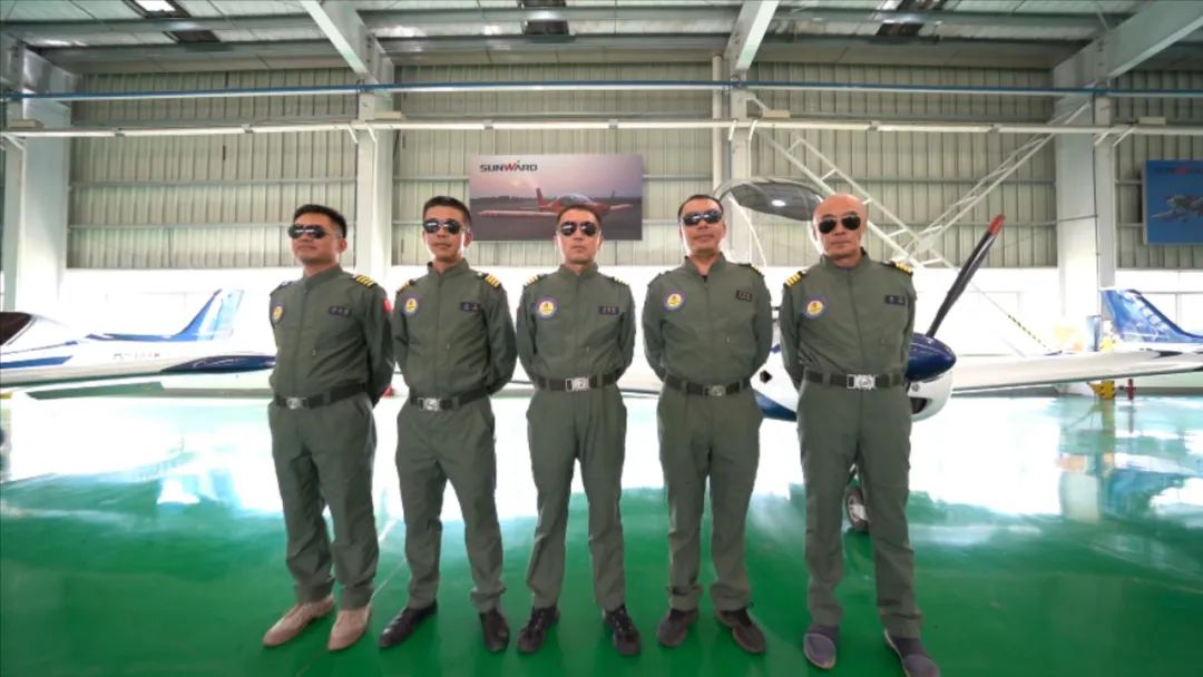 空中开花、大坡度盘旋、俯冲跃升……看米兰在线登录-米兰(中国)
飞行表演队炫技2022湖南航展动态展