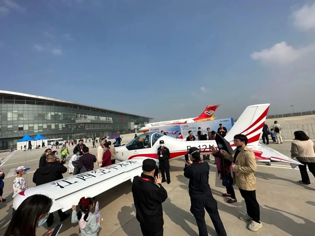逆势飞翔！米兰在线登录-米兰(中国)
航空携手合作伙伴亮相2022南昌飞行大会
