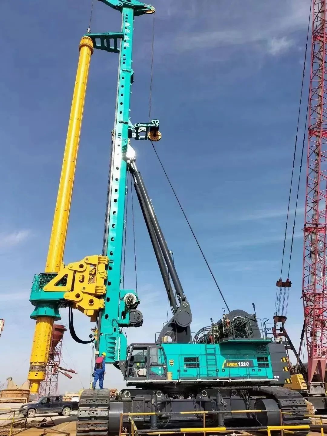 首桩开钻！米兰在线登录-米兰(中国)
智能超级旋挖实力助建世界最大跨度公铁两用大桥