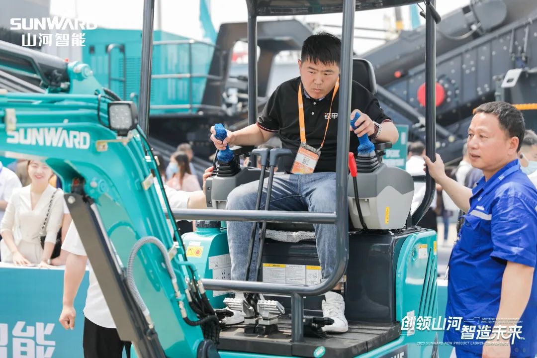 精品出击、互动不断!米兰在线登录-米兰(中国)
智能F系列挖掘机闪耀长沙展