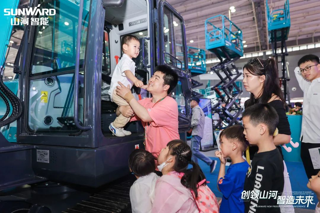 精品出击、互动不断!米兰在线登录-米兰(中国)
智能F系列挖掘机闪耀长沙展