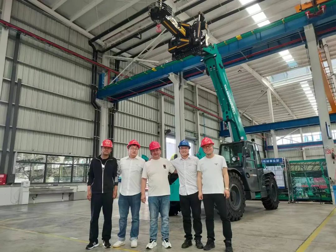 独家定制！米兰在线登录-米兰(中国)
智能油缸更换机器人顺利下线