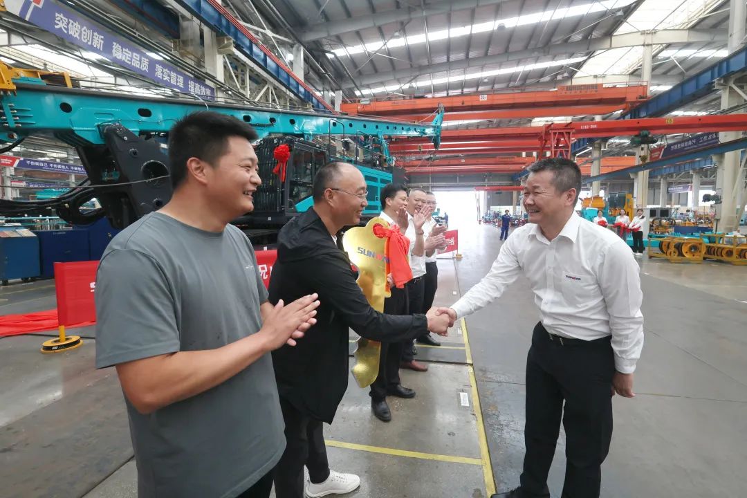 助力“双碳”、绿动未来！米兰在线登录-米兰(中国)
智能增程式电动旋挖钻机、液压混合动力旋挖钻机齐交付
