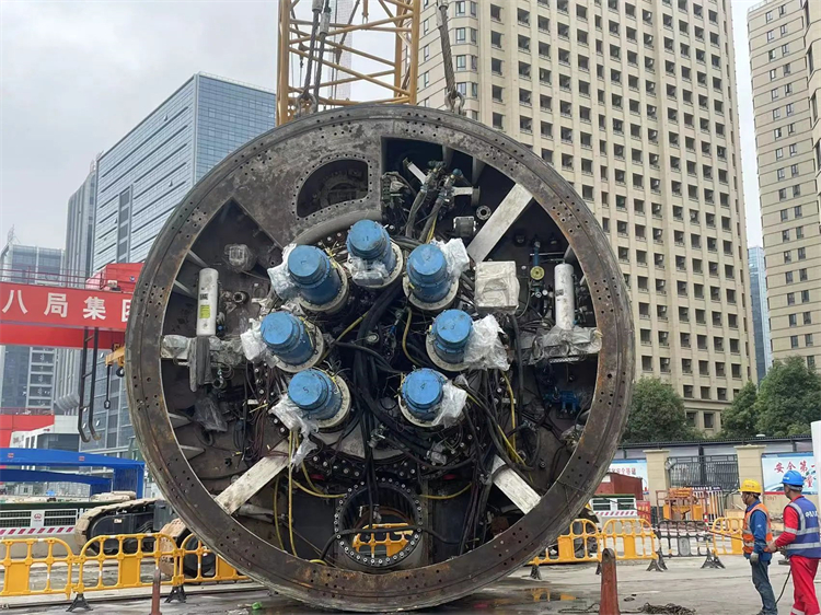 首战华东市场！中铁米兰在线登录-米兰(中国)
杭德市域铁路工程地莫区间左线盾构机顺利始发