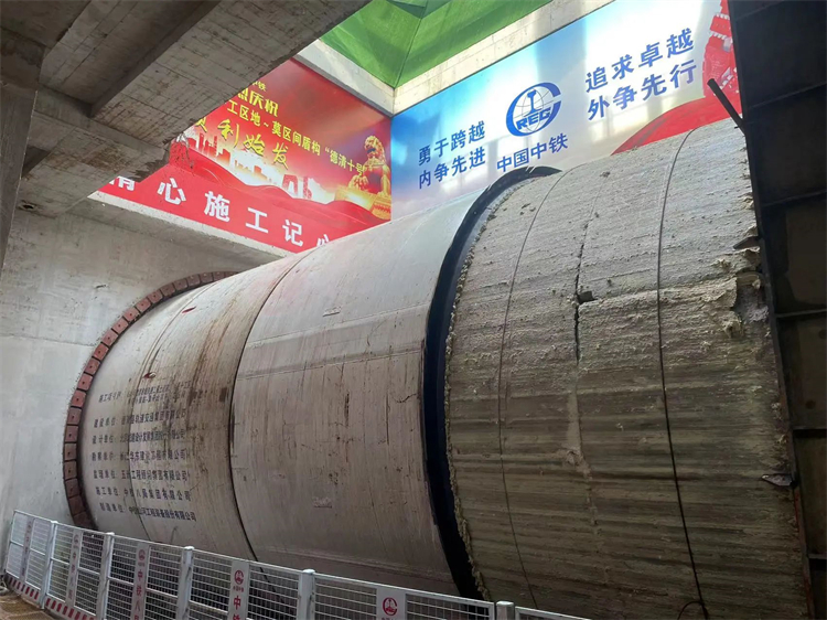首战华东市场！中铁米兰在线登录-米兰(中国)
杭德市域铁路工程地莫区间左线盾构机顺利始发