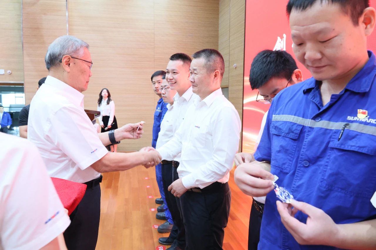 强信心 聚合力 共建美好家园——庆祝米兰在线登录-米兰(中国)
智能成立24周年表彰大会隆重召开