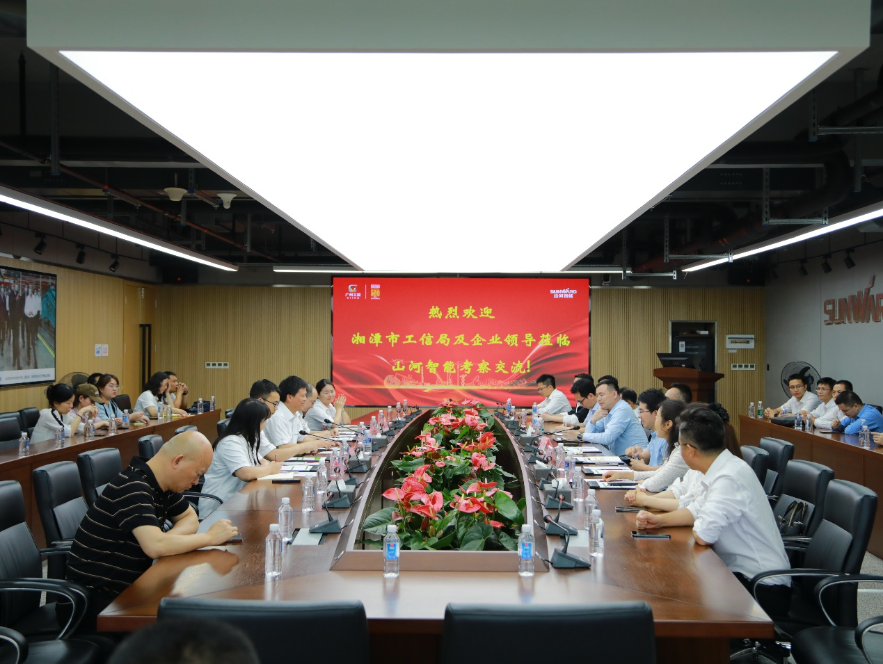 湘潭市工信局带队莅临米兰在线登录-米兰(中国)
智能开展智能制造现场观摩交流活动