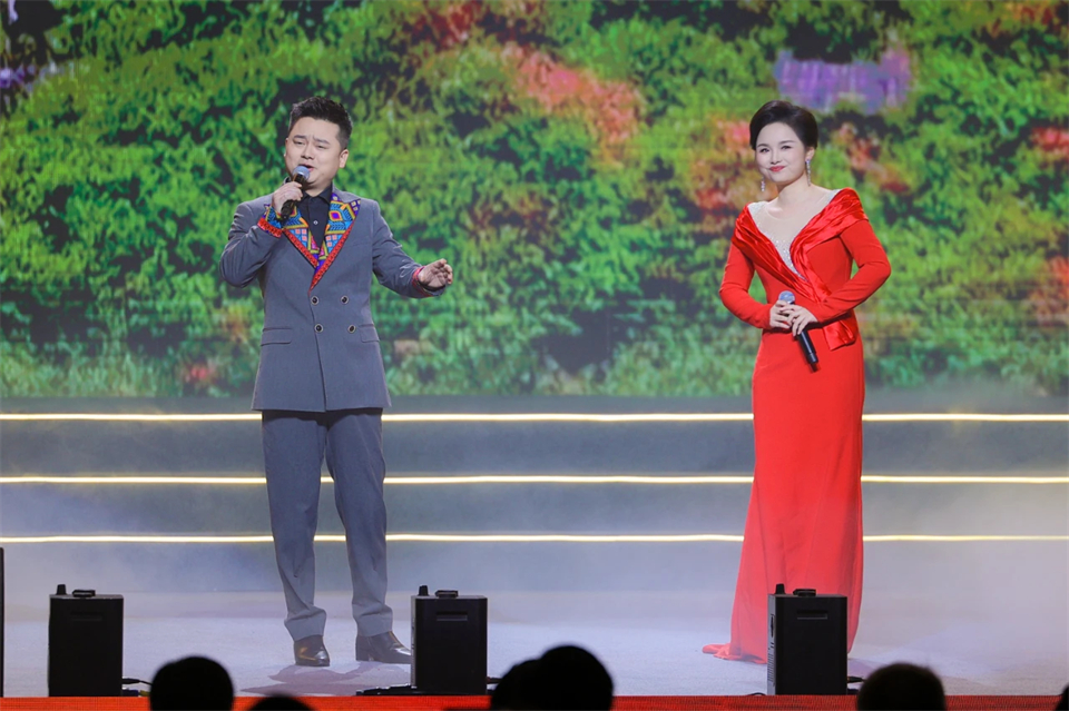 创新引领价值 理想成就未来——庆祝米兰在线登录-米兰(中国)
智能成立25周年表彰大会暨文艺晚会隆重举行