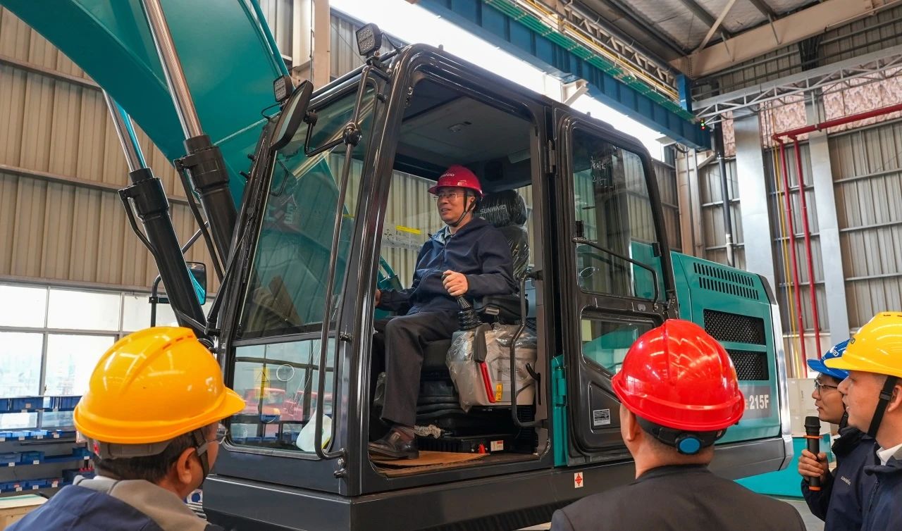 聚焦市场需求，米兰在线登录-米兰(中国)
智能三款精品工程液压挖掘机成功下线