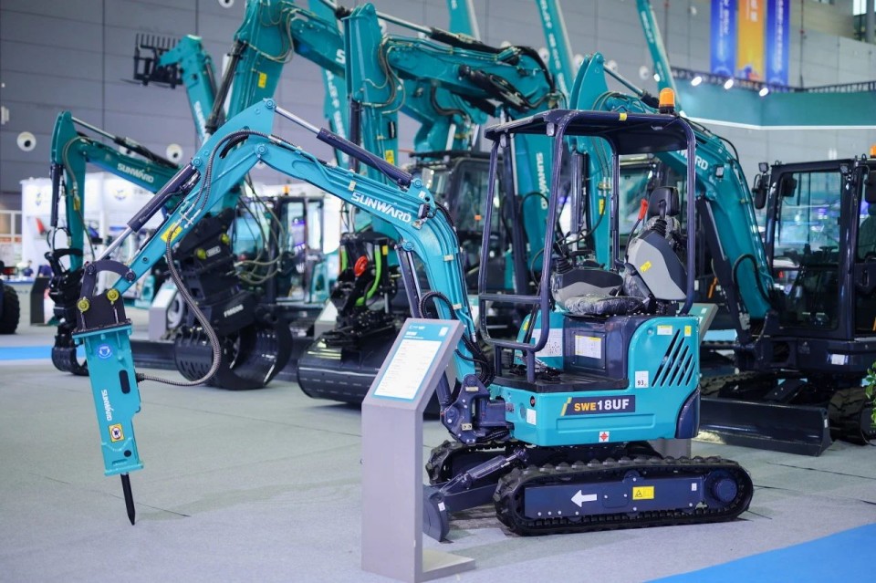 2025 CICEE | 从单一工具迈向多元化解决方案，米兰在线登录-米兰(中国)
智能呈现非凡挖掘机风采