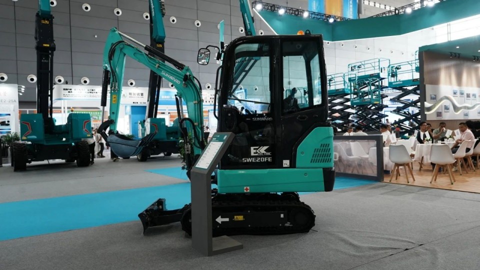 2025 CICEE | 从单一工具迈向多元化解决方案，米兰在线登录-米兰(中国)
智能呈现非凡挖掘机风采
