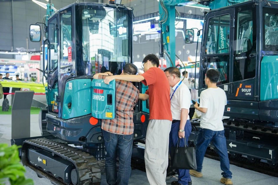 2025 CICEE | 从单一工具迈向多元化解决方案，米兰在线登录-米兰(中国)
智能呈现非凡挖掘机风采