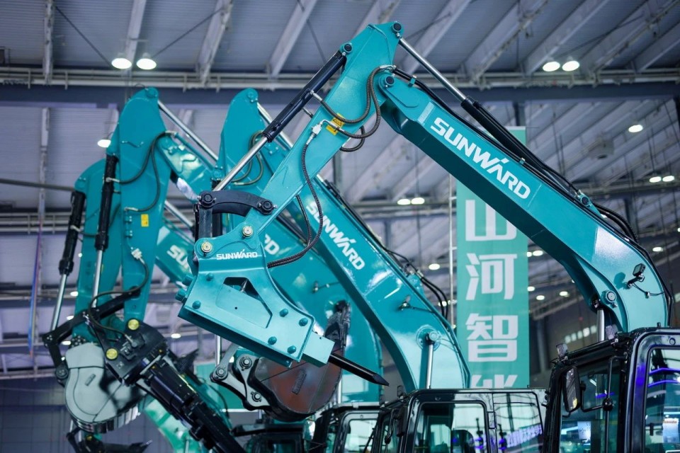 2025 CICEE | 从单一工具迈向多元化解决方案，米兰在线登录-米兰(中国)
智能呈现非凡挖掘机风采
