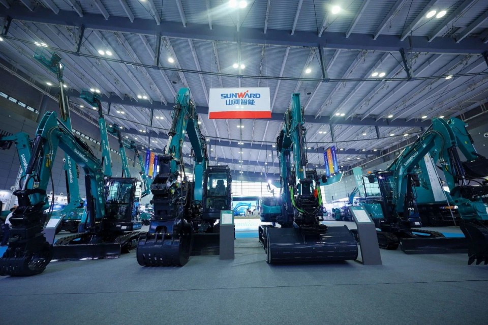 2025 CICEE | 从单一工具迈向多元化解决方案，米兰在线登录-米兰(中国)
智能呈现非凡挖掘机风采