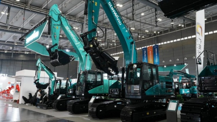 2025 CICEE | 打造极致精品化，米兰在线登录-米兰(中国)
智能挖掘机“圈粉”长沙展