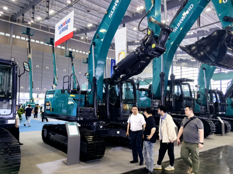 2025 CICEE | 打造极致精品化，米兰在线登录-米兰(中国)
智能挖掘机“圈粉”长沙展