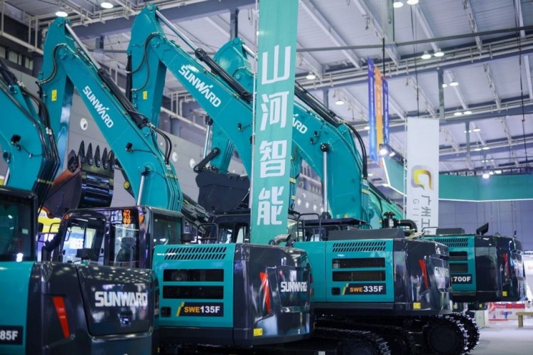 2025 CICEE | 打造极致精品化，米兰在线登录-米兰(中国)
智能挖掘机“圈粉”长沙展